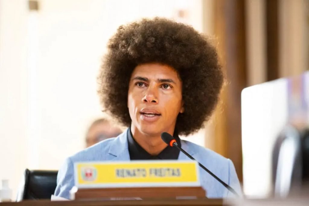 Vereador petista Renato Freitas, que invadiu igreja em Curitiba, na Assembleia Legislativa da cidade. Ele é negro, tem cabelo black power e fala num microfone, olhando para cima - Metrópoles