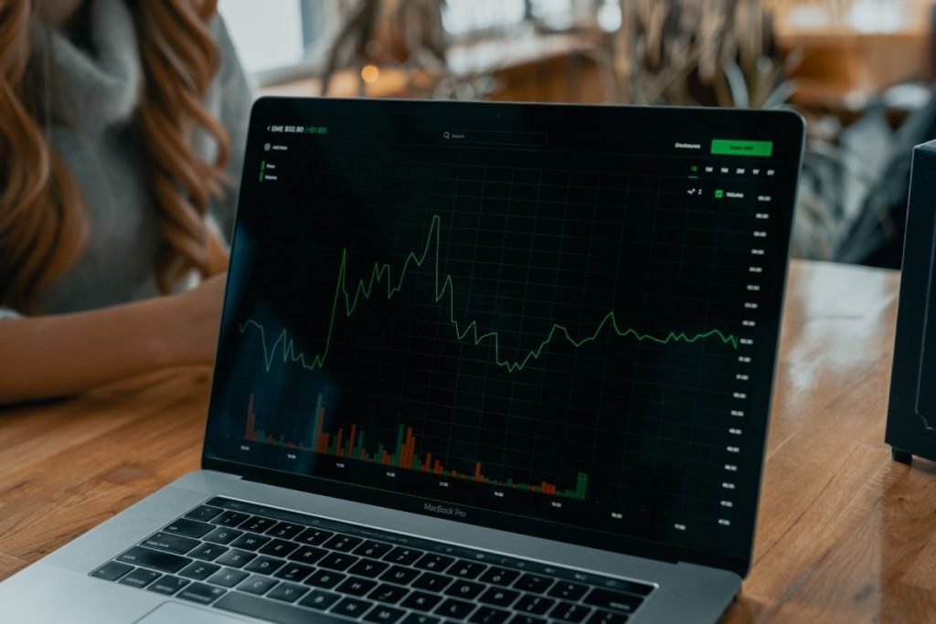 Computador mostrando gráficos de ações da bolsa de valores - Metrópoles