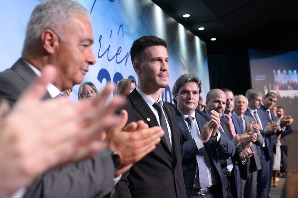 Representante da Embaixada da Ucrânia, Ihor Torshyn é aplaudido de pé durante posse na OAB-DF