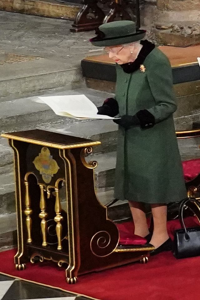 Foto colorida. Rainha Elizabeth em pé. Ela está com uma roupa verde