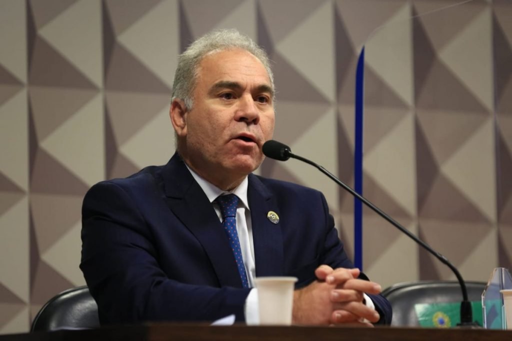 Em sala de comissão no Senado, vê-se fileiras de cadeiras vazias e na mesa da frente o ministro da Saúde Marcelo Queiroga fala diante de um microfone - Metrópoles