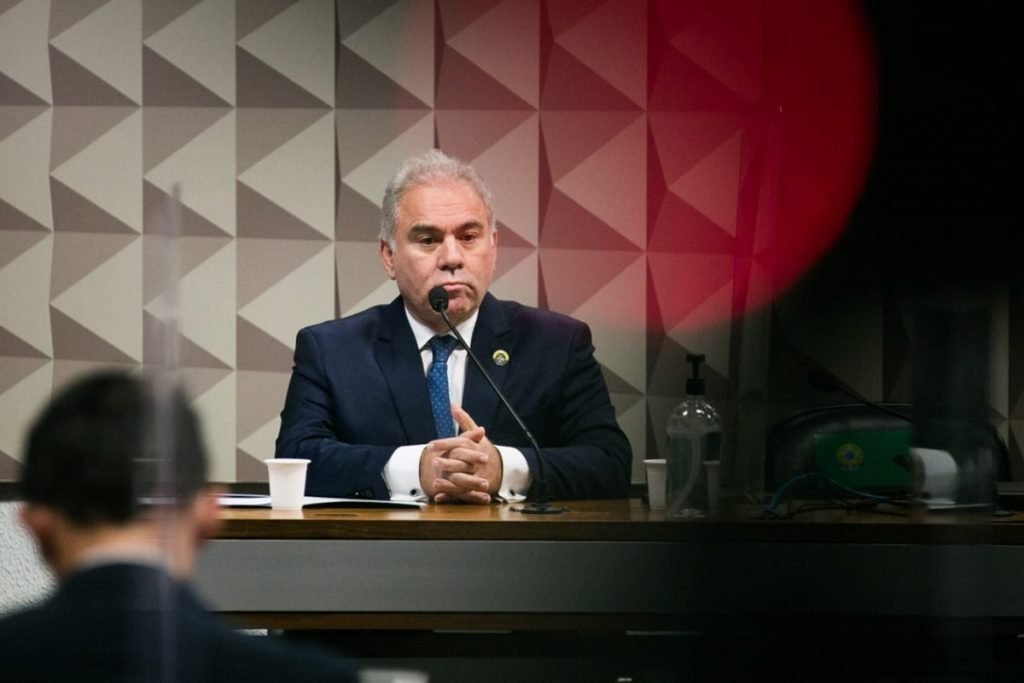 Em sala de comissão no Senado, vê-se fileiras de cadeiras vazias e na mesa da frente o ministro da Saúde Marcelo Queiroga fala diante de um microfone - Metrópoles