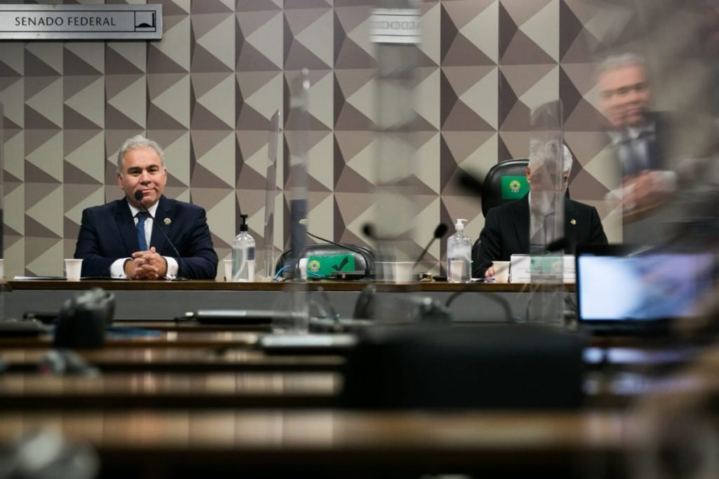 Em sala de comissão no Senado, vê-se fileiras de cadeiras vazias e na mesa da frente o ministro da Saúde Marcelo Queiroga e o senador Humberto Costa, do PT de Pernambuco. Ambos usam terno - Metrópoles