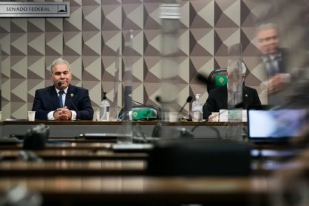 Em sala de comissão no Senado, vê-se fileiras de cadeiras vazias e na mesa da frente o ministro da Saúde Marcelo Queiroga e o senador Humberto Costa, do PT de Pernambuco. Ambos usam terno - Metrópoles
