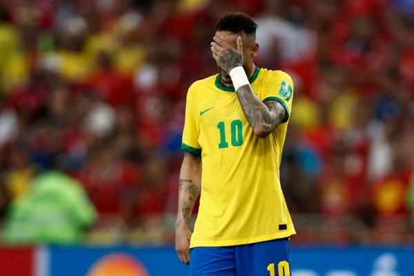 Neymar, atacante da Seleção Brasileira, lamnetando jogada em duelo contra o
