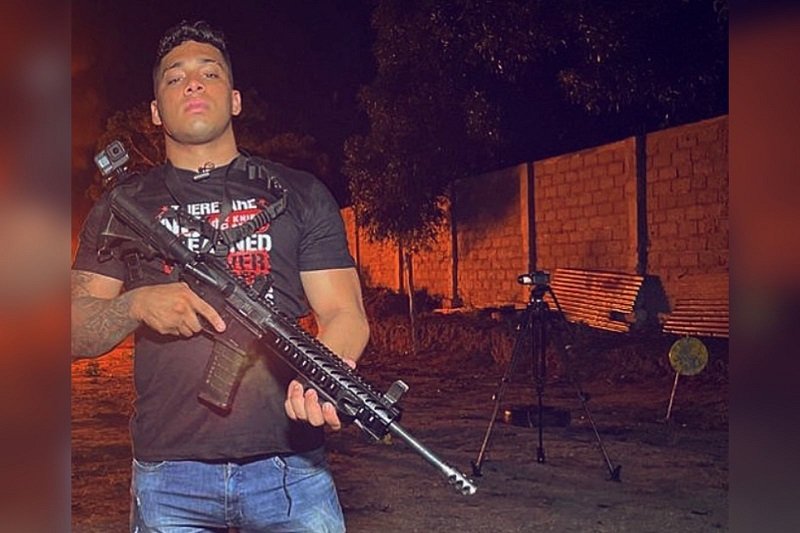 O vereador carioca Gabriel Monteiro, denunciado recentemente no programa Fantástico, posa para foto com fuzil, a noite, em um local isolado - Metrópoles