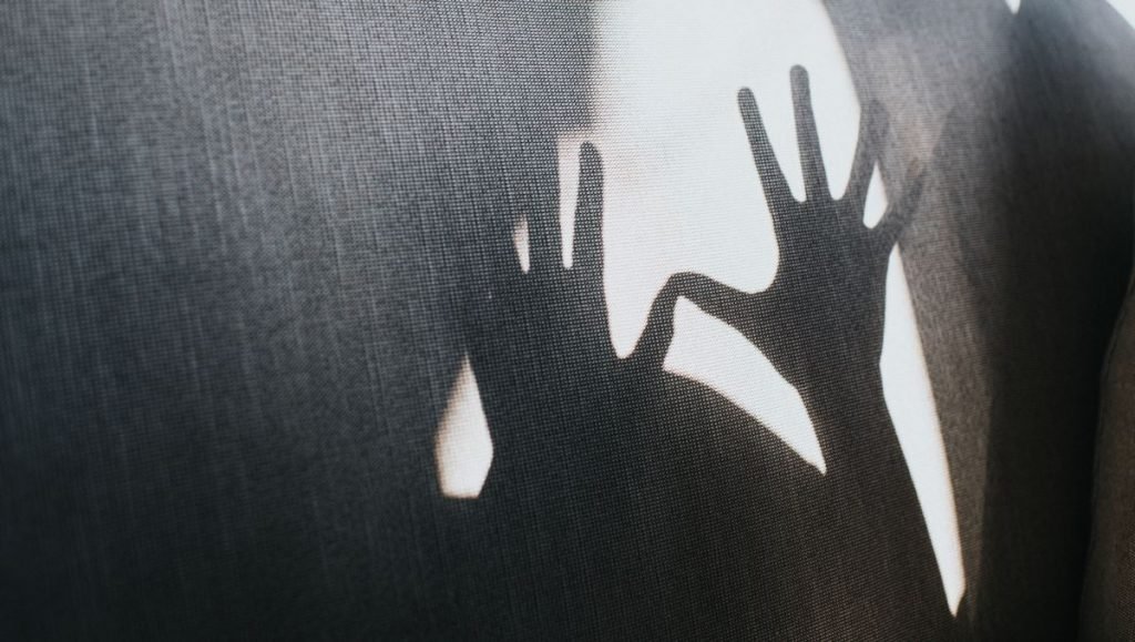 sombra das mãos de uma criança refletidas