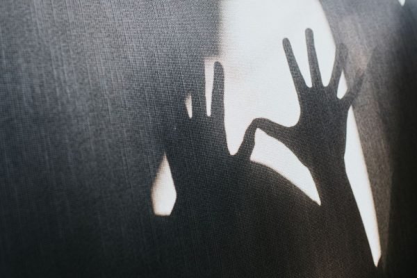 sombra das mãos de uma criança refletidas