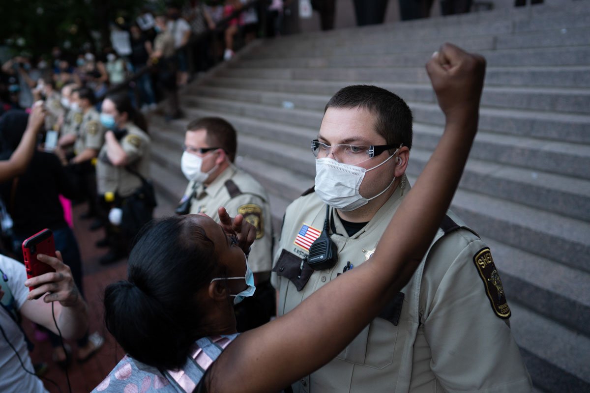 Manifestantes entram em conflito com a polícia durante uma manifestação contra a morte de George Floyd em Minneapolis