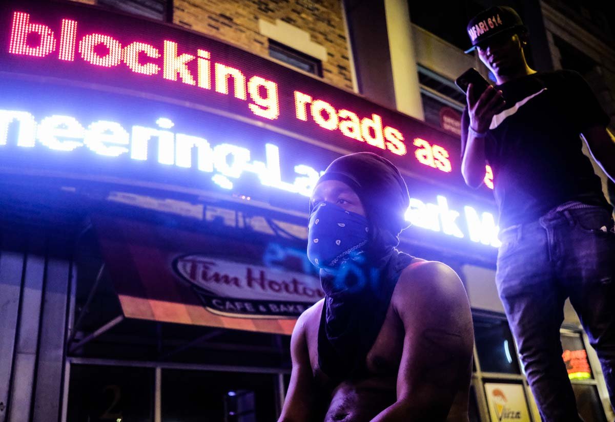 Manifestantes entram em conflito com a polícia durante uma manifestação contra a morte de George Floyd em Minneapolis