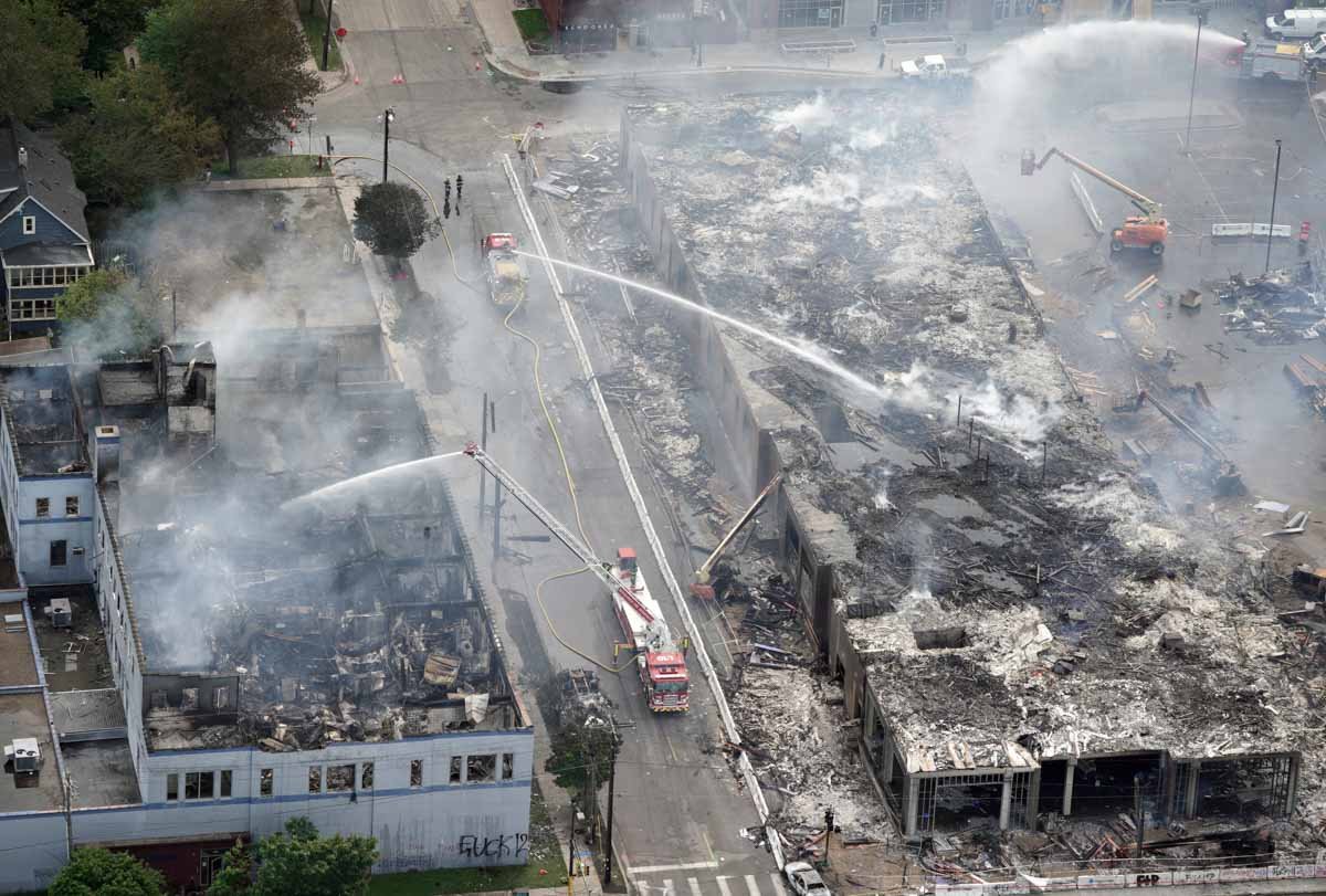 Incêndio após Manifestantes entram em conflito com a polícia durante uma manifestação contra a morte de George Floyd em Minneapolis