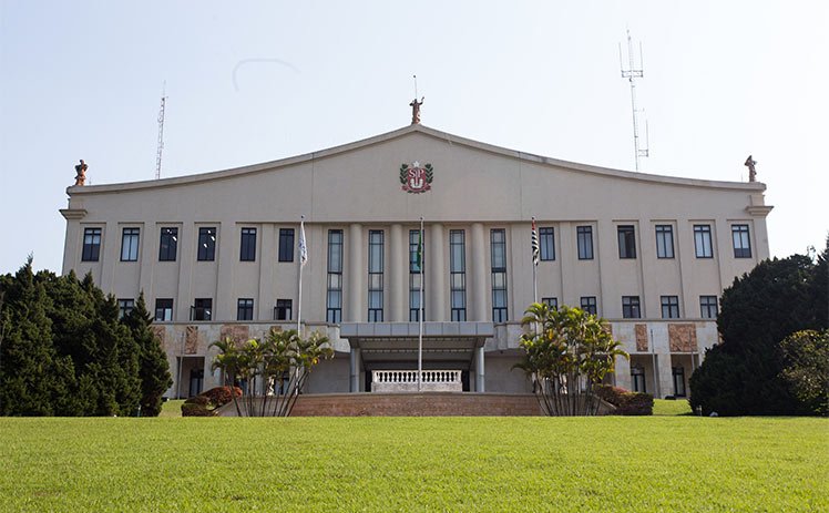 Fachada da sede do governo paulista, o Palácio dos Bandeirantes. Vê-se em primeiro plano um jardim e adiante a estrutura - Metrópoles