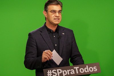 O vice-governador de São Paulo, Rodrigo Garcia, é candidato ao governo do estado. Na foto ele discursa em púlpito, frente a um fundo verde, de terno - Metrópoles