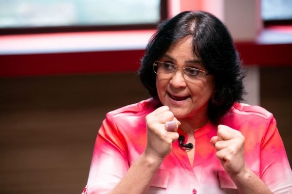 Ministra Damares Alves gesticula em sua fala durante entrevista no Metrópoles. Ela usa roupa rosa - Metrópoles