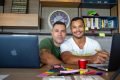 O ator Rodrigo Sant'anna e o roteirista Junior Figueiredo firmaram uma parceria com a Netflix para um curso gratuito de roteiro para comédia