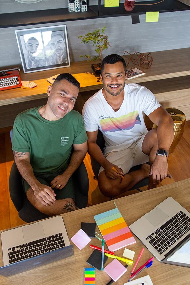 O ator Rodrigo Sant'anna e o roteirista Junior Figueiredo firmaram uma parceria com a Netflix para um curso gratuito de roteiro para comédia