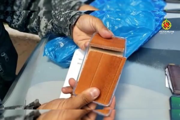 Policial mostra pedaço de cerâmica vendido no lugar de celular novo