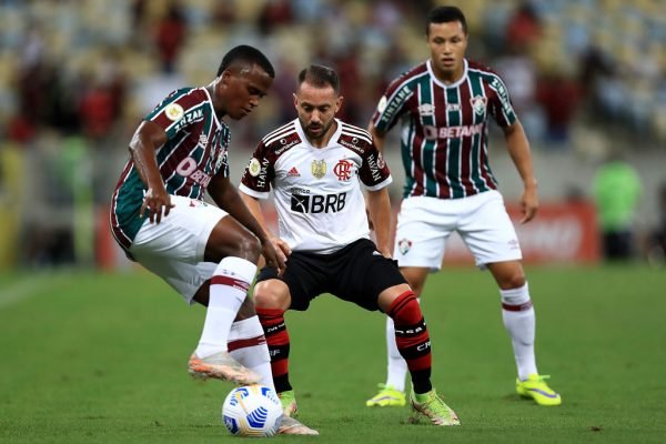 Jhon Arias, do Fluminense, e Everton Ribeiro, do flamengo, disputam a bola em partida do Campeonato Brasileiro de 2021
