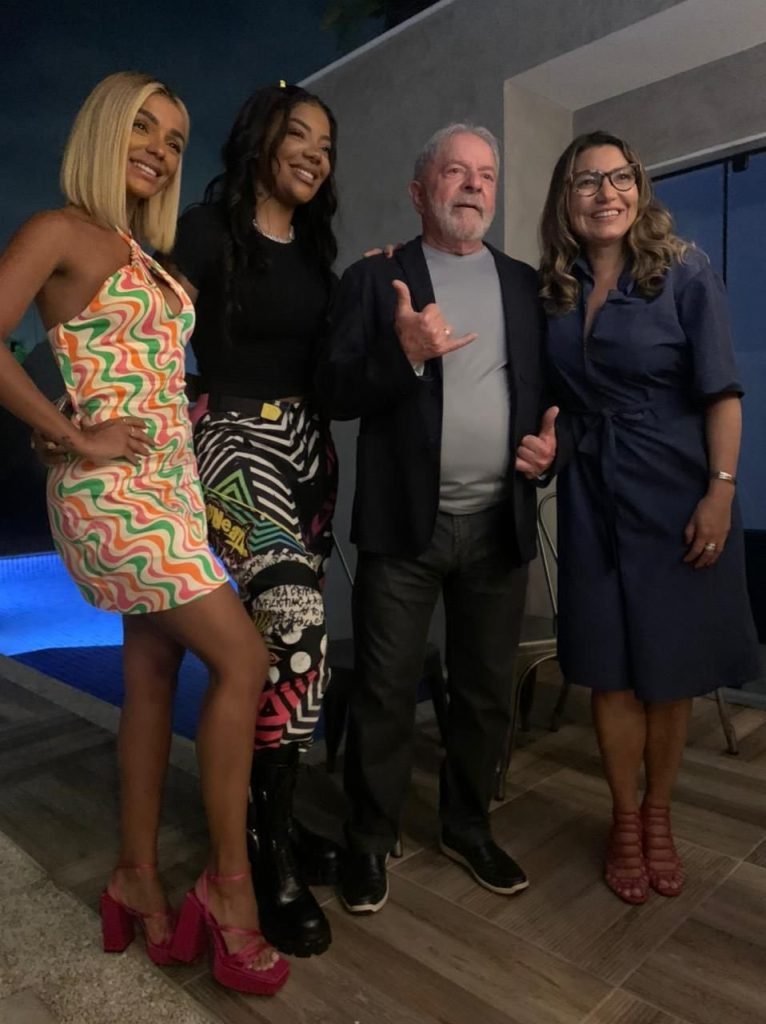 O ex-presidente Lula posa para foto com a ex-BBB Brunna Gonçalves e a esposa, a cantora Ludmilla, e a esposa do pré-candidato, Janja - Metrópoles