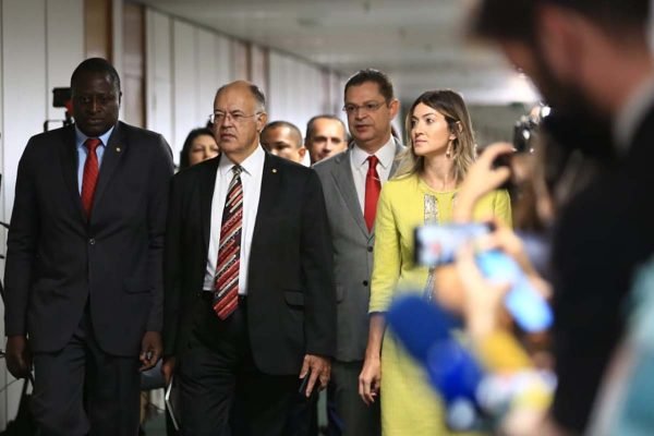 Deputados governistas da bancada evangélica se dirigem ao gabinete do deputado federal Daniel Silveira, que passou a noite na Câmara para não cumprir ordem do STF - Metrópoles
