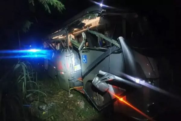 micro-ônibus batido após acidente na BR-376