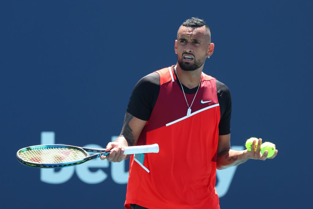 Kyrgios perde controle novamente e discute com árbitro brasileiro