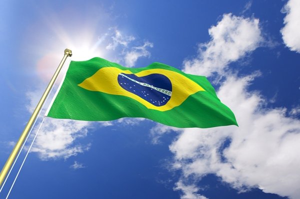 Bandeira do Brasil em um mastro - Metrópoles