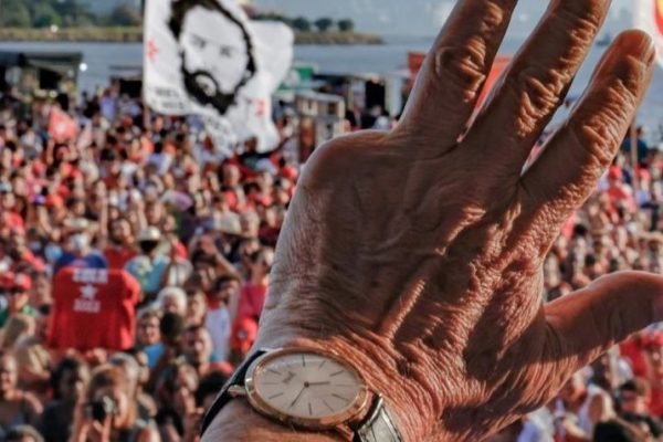 Imagem da mão de Lula acenando aos apoiadores