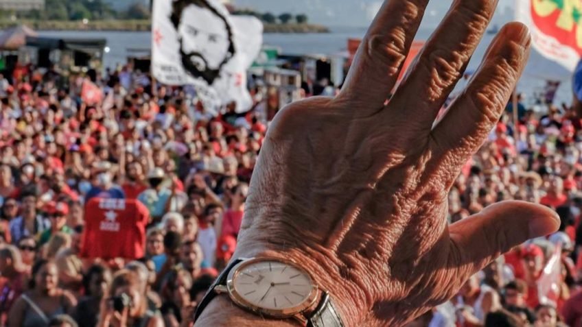 Imagem da mão de Lula acenando aos apoiadores