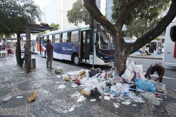 Lixo espalhado na Uruguaiana no Centro. Garis já estão no terceiro dia de greve no Município do Rio.