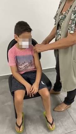 Menino vacinado contra a Covid-19