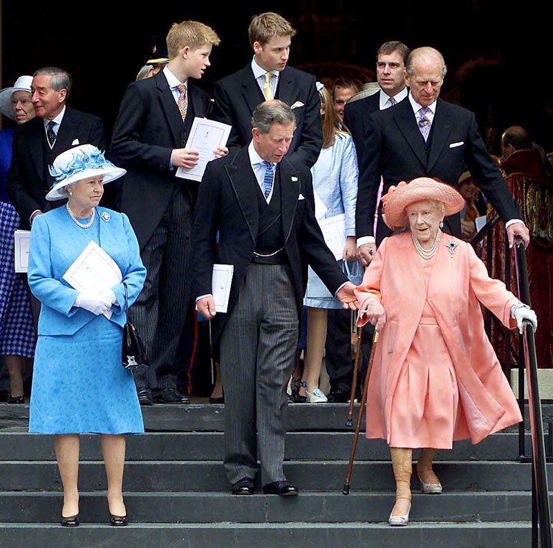 Rainha-mãe (de rosa) com Elizabeth II, Charles, Harry, William e Philip