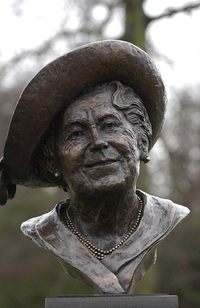 Busto de bronze da rainha-mãe Elizabeth Bowes-Lyon