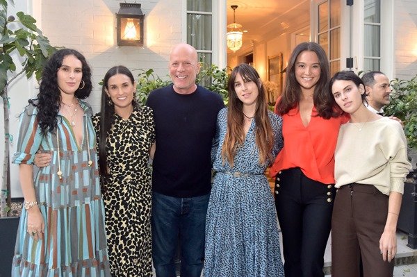 Bruce Willis, a ex-esposa Demi Moore e as filhas deles - Metrópoles