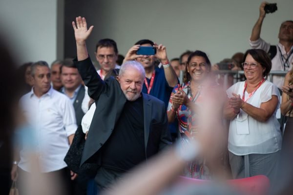 Ex-presidente Lula participa de encontro Internacional Democracia e Igualdade na UERJ, durante passagem de compromissos políticos no Rio.