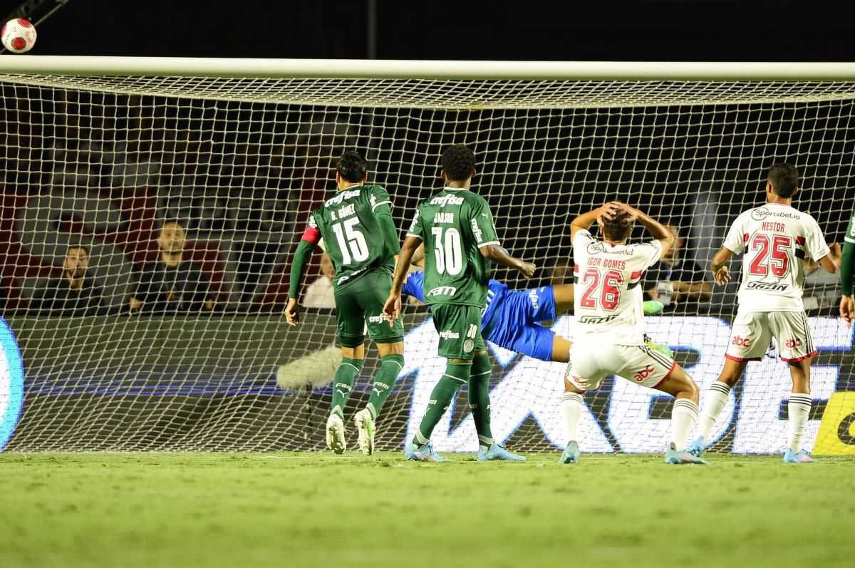 Sao Paulo, Brazil. 03rd Apr, 2022. SP - Sao Paulo - 03/04/2022 - PAULISTA  2022 FINAL, PALMEIRAS X SAO PAULO - jogadores do Palmeiras durante  aquecimento antes da partida contra o Sao