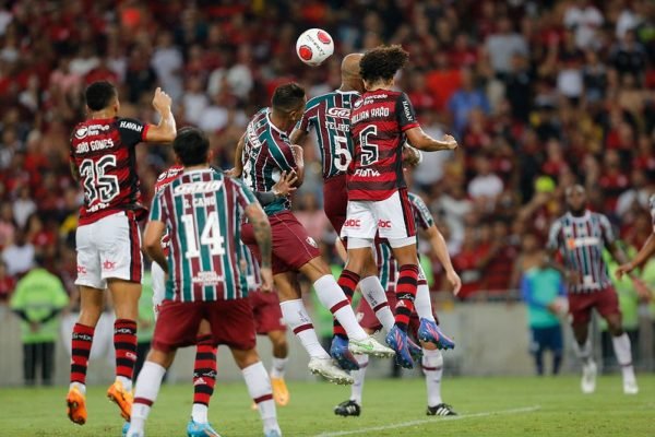 Globo coloca jogo do Flamengo para 'barrar' crescimento do SBT com