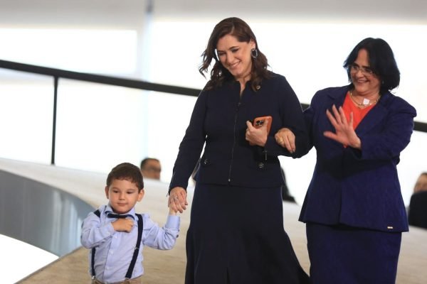 Ex-ministra da Mulher, Família e Direitos Humanos, Damares Alves, e substituta, Cristiane Britto, atual secretária nacional de Políticas para Mulheres