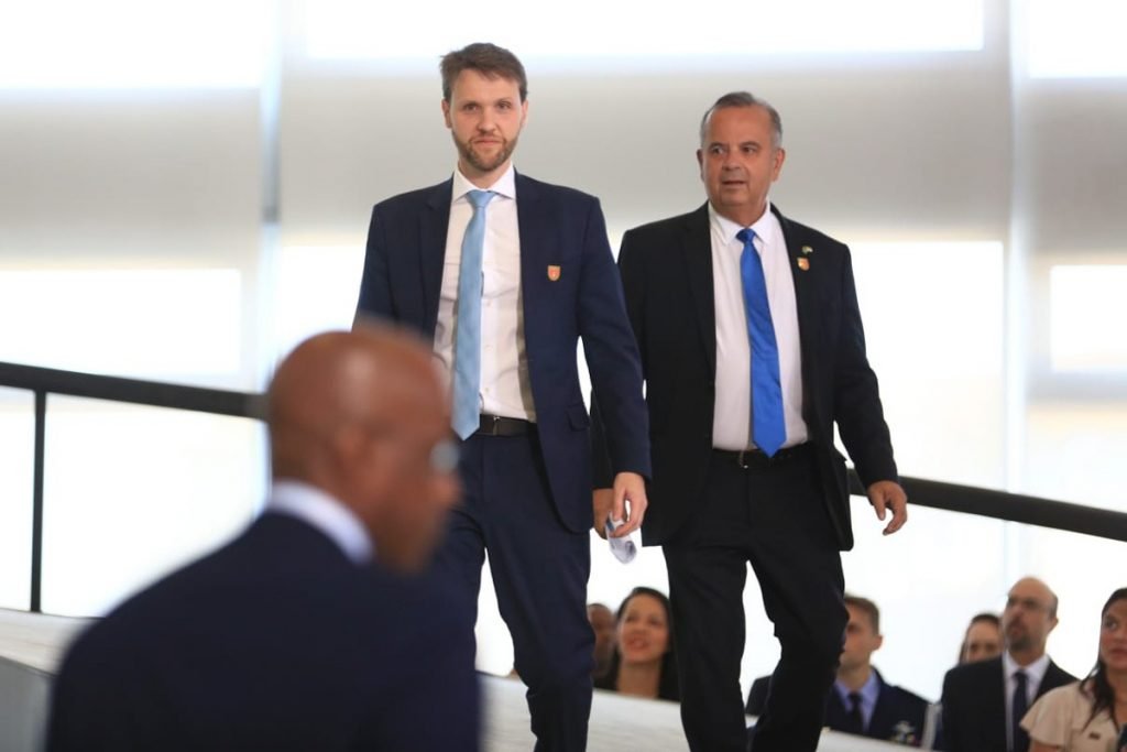 Ex-ministro do Desenvolvimento Regional, Rogério Marinho, e substituto, Aniel Ferreira, atual secretário-executivo da pasta descem a rampa do Planalto. Ambos usam terno e gravatas azuis - Metrópoles