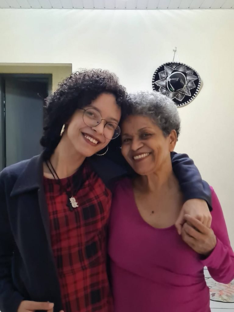 A estudante aprovada em Engenharia Ambiental na UnB, Maria Lívia, ao lado de sua mãe. Elas sorriem - Metrópoles