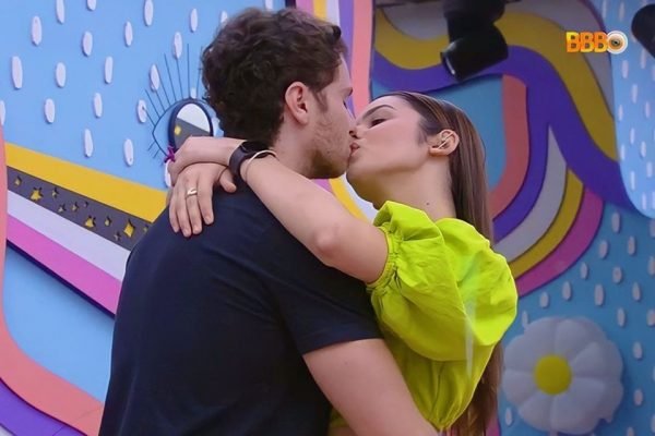 Eslovênia confessou a Natália que precisou se segurar para ficar só aos beijos com Lucas