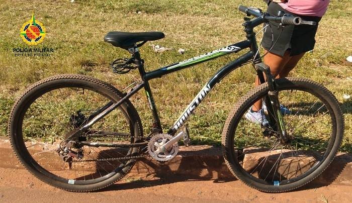 Bicicleta próxima ao meio-fio