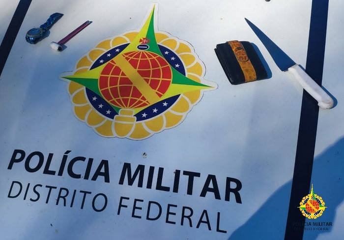 Faca, carteira e relógio sobre capô de carro da PMDF