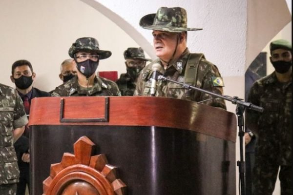 Novo comandante do Exército, Marco Antônio Freire Gomes, fala em evento militar cercado de outras autoridades da força. Ele fala em púlpito diante de microfone - Metrópoles