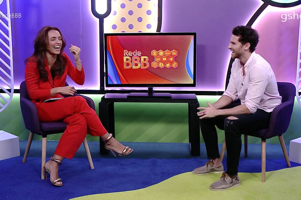 Rafa Kalimann deixa escapar parte do seio durante entrevista com Lucas, eliminado do BBB22
