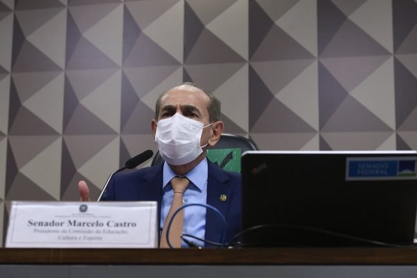 Senador Marcelo Castro preside a Comissão de Educação do Senado. Ele usa máscara e gesticula frente a um microfone - Metrópoles