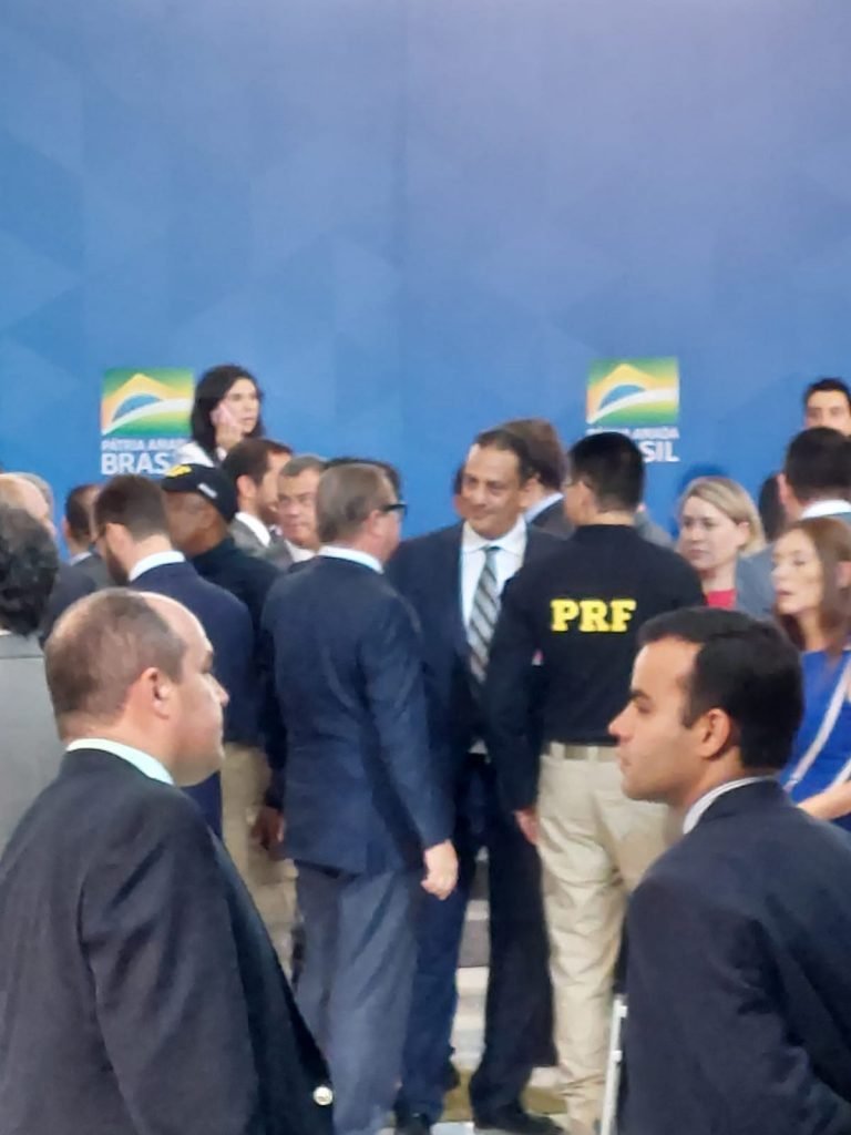Frederick Wassef em cerimônia de despedida de ministros do governo Bolsonaro. Ele cumprimenta outras pessoas no salão principal do Planalto - Metrópoles