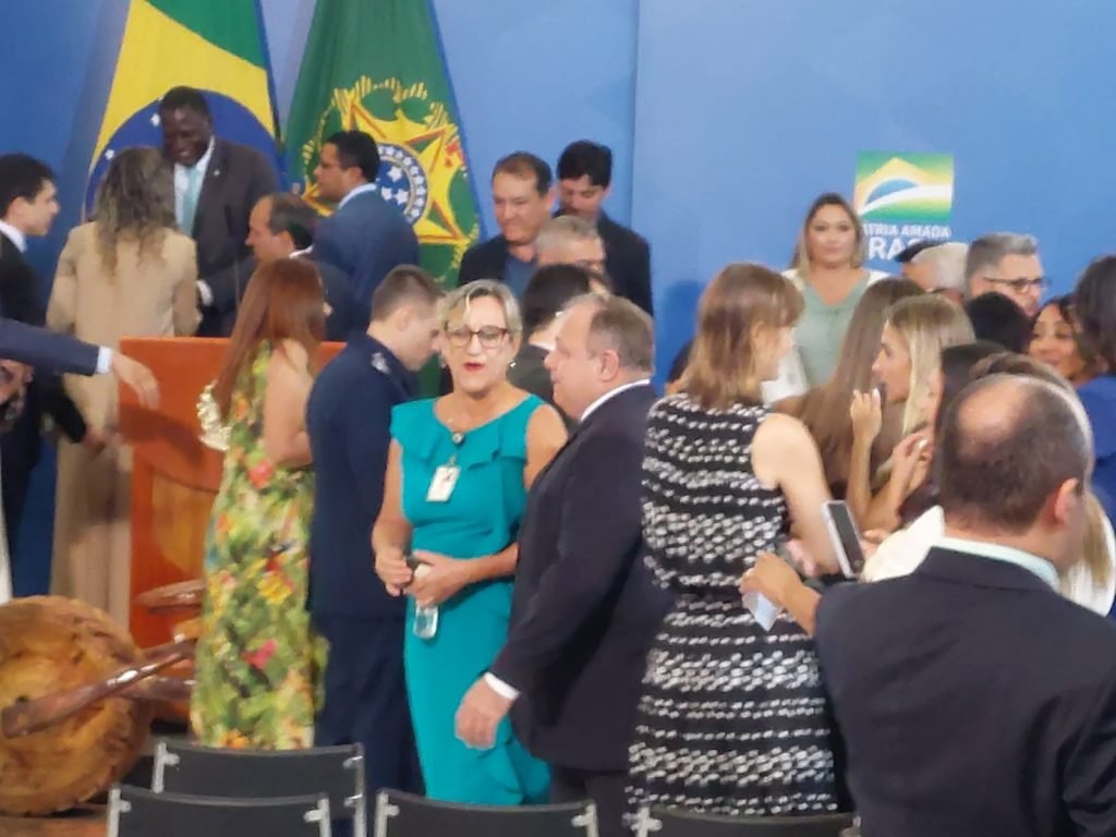 Eduardo Pazuello, ex-ministro da Saúde, em cerimônia de despedida de ministros do governo Bolsonaro. Ele cumprimenta outras pessoas no salão principal do Planalto - Metrópoles