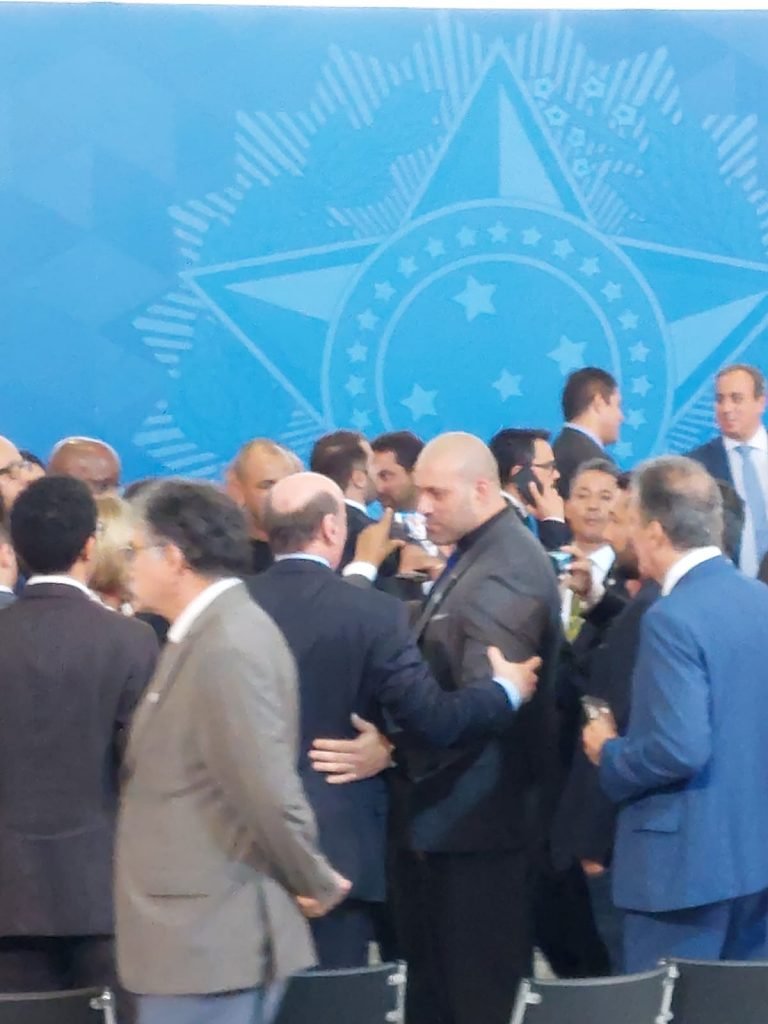 Daniel Silveira, deputado federal, em cerimônia de despedida de ministros do governo Bolsonaro. Ele cumprimenta outras pessoas no salão principal do Planalto - Metrópoles