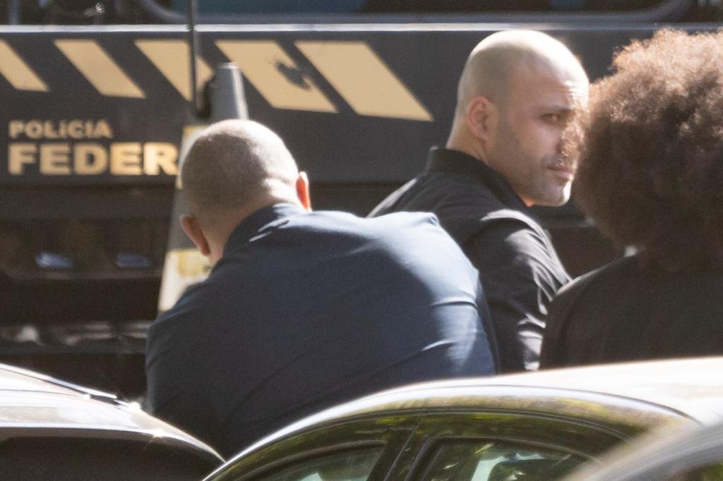 Daniel Silveira chega à PF para colocar tornozeleira eletrônica após determinzação do ministro do STF Alexandre de Moraes. Ele olha para trás, frente a um carro de polícia - Metrópoles